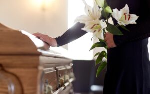 una mujer en una sale de velación servicios funerarios valladolid yucatan